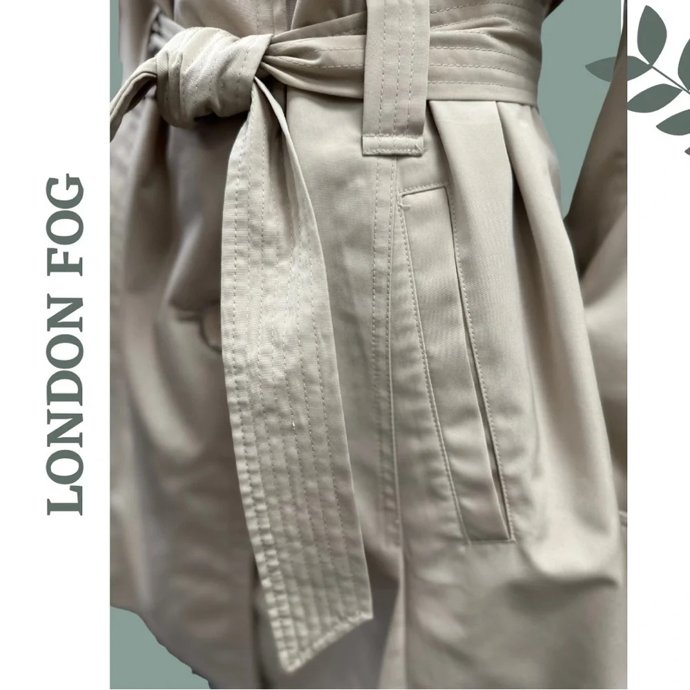 Vintage Y2K London Fog Trench Coat
Tan Single Breasted Waist Tie Size
Medium - Picture 8 of 13